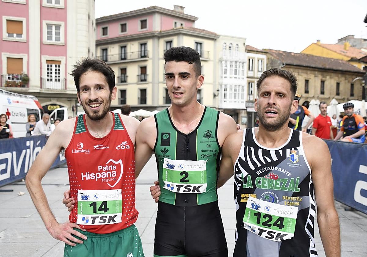 David Alfonso, entre Fernando Canellada y Marco García.