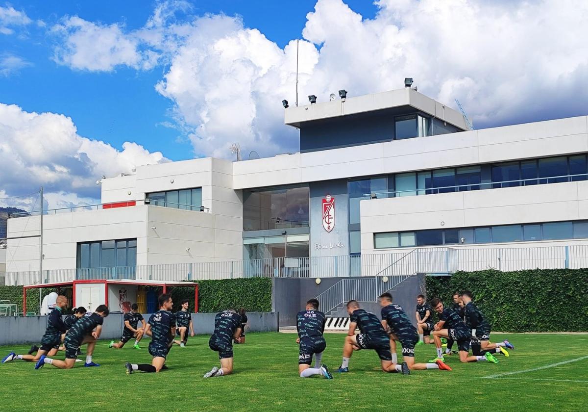 Los jugadores del Real Avilés durante el entrenamiento de ayer bajo las oficinas de la Ciudad Deportiva del Granada.