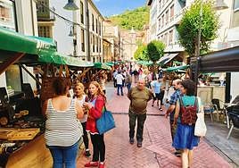 Los puestos del mercado, instalados en el centro de Cangas, reciben a cientos de visitantes durante el día.