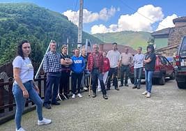 Los afectados por la muerte de los animales, esta mañana, en Parana.