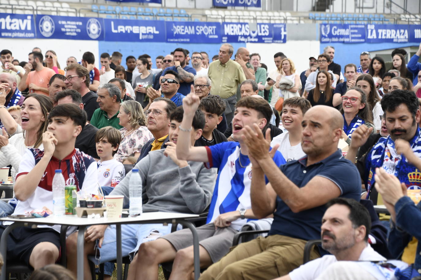 Así vivió la afición del Real Avilés el partido desde el Suárez Puerta