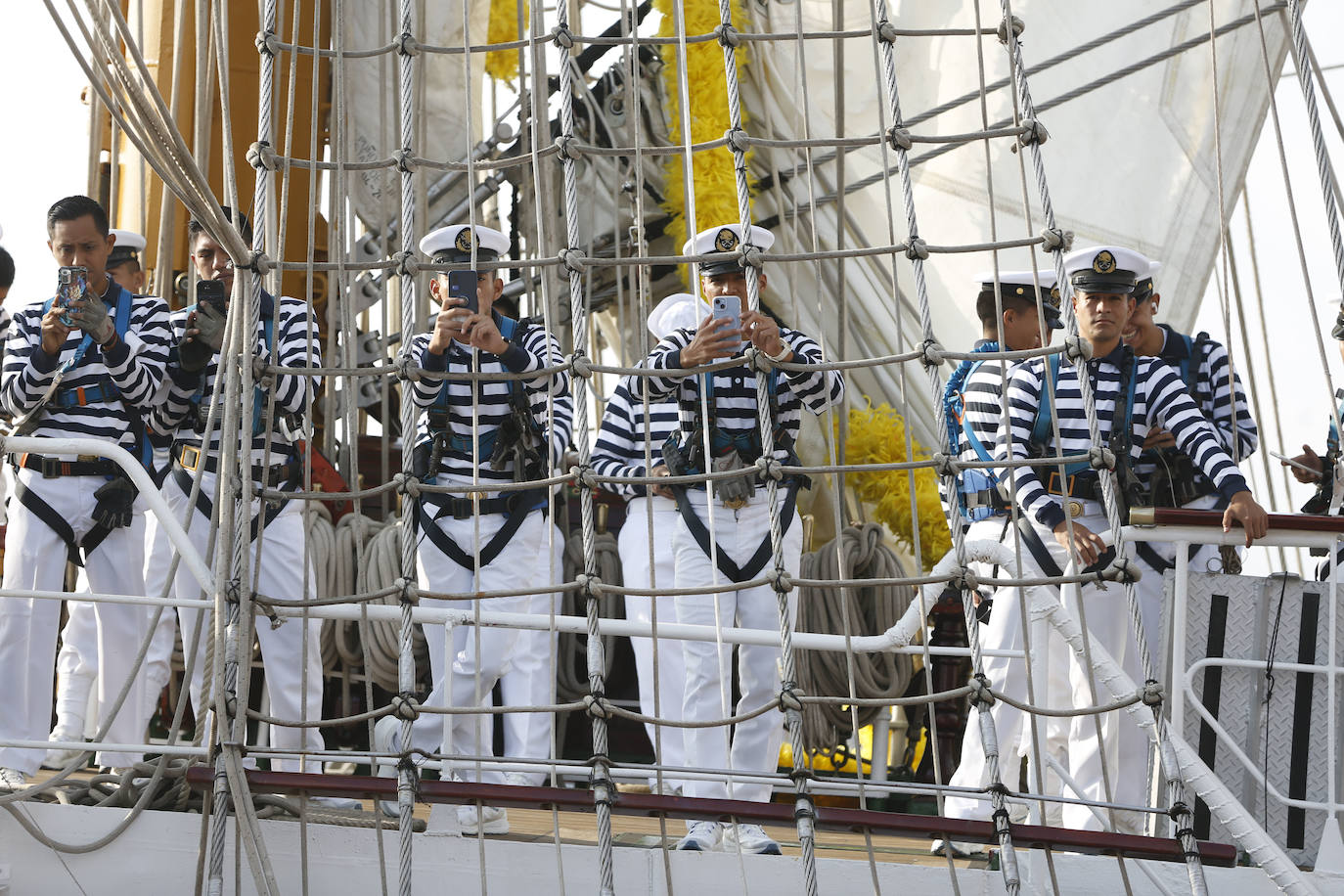 El buque escuela &#039;Cuauhtémoc&#039; parte de nuevo y se despide de Gijón