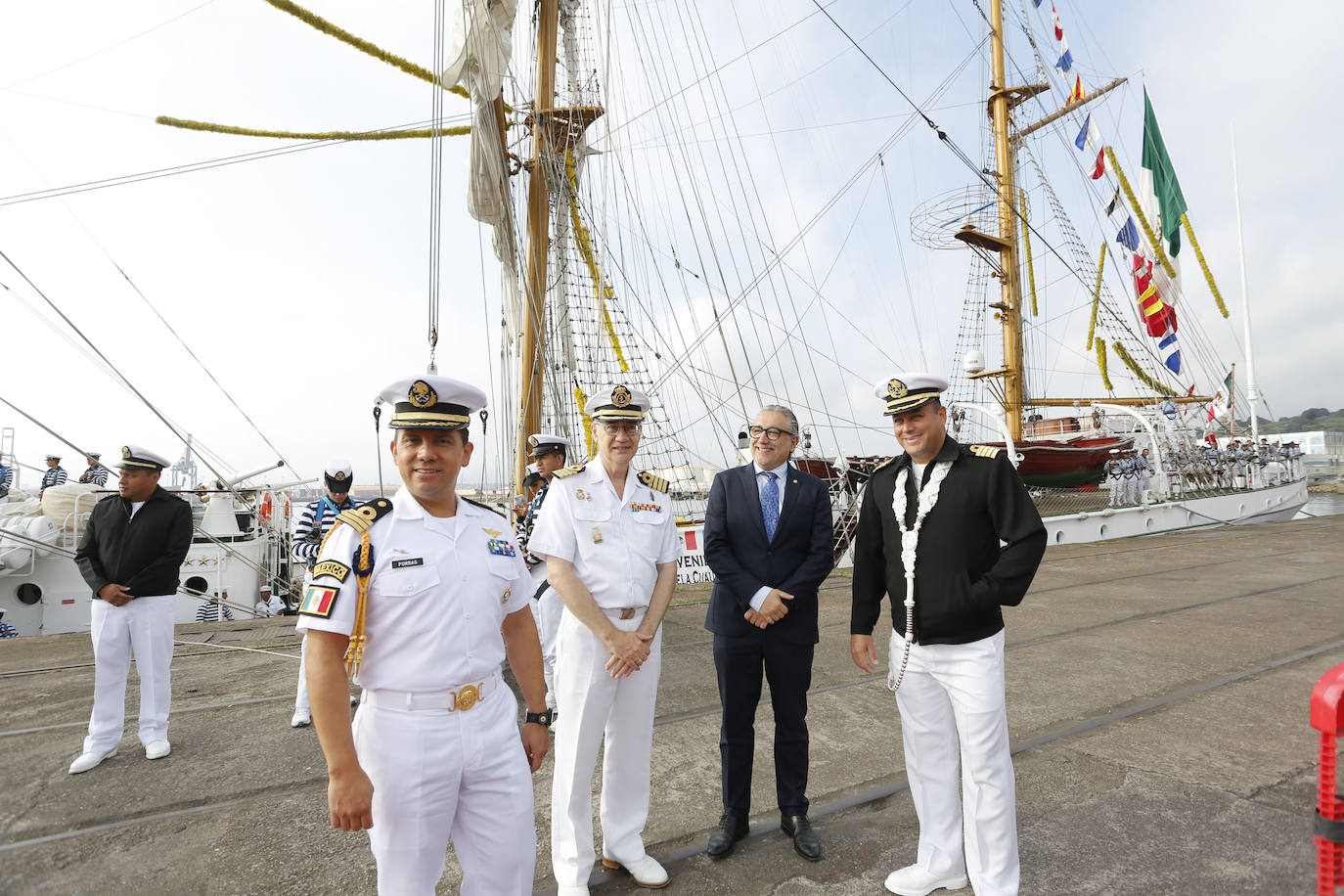 El buque escuela &#039;Cuauhtémoc&#039; parte de nuevo y se despide de Gijón