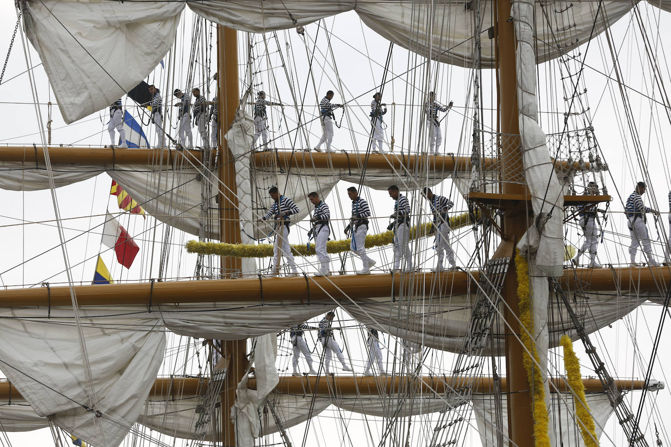 El buque escuela &#039;Cuauhtémoc&#039; parte de nuevo y se despide de Gijón