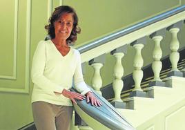 Ana Miralles, en la escalera del edificio de su despacho.