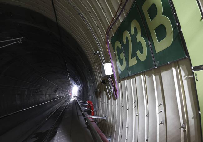 Planchas. Adherida cada una con más de 300 anclajes, canaliza el agua y resiste el paso del tren.