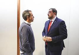 Ovidio Zapico, coordinador de IU-Asturias y Adrián Barbón, secretario general de la FSA, conversando en la Junta General.