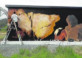 Mural creado por Actus Reus en la estación de Lloviu. j. g.