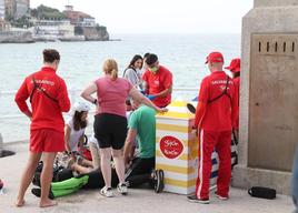 Fallece un nadador de 53 años tras sufrir un problema cardiaco en la playa de San Lorenzo