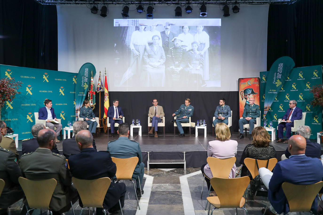 Un libro para recoger la historia de la Comandancia de la Guardia Civil de Gijón