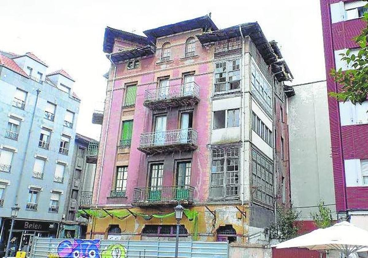 Edificio conocido como la Casa Viña, declarada en ruina.