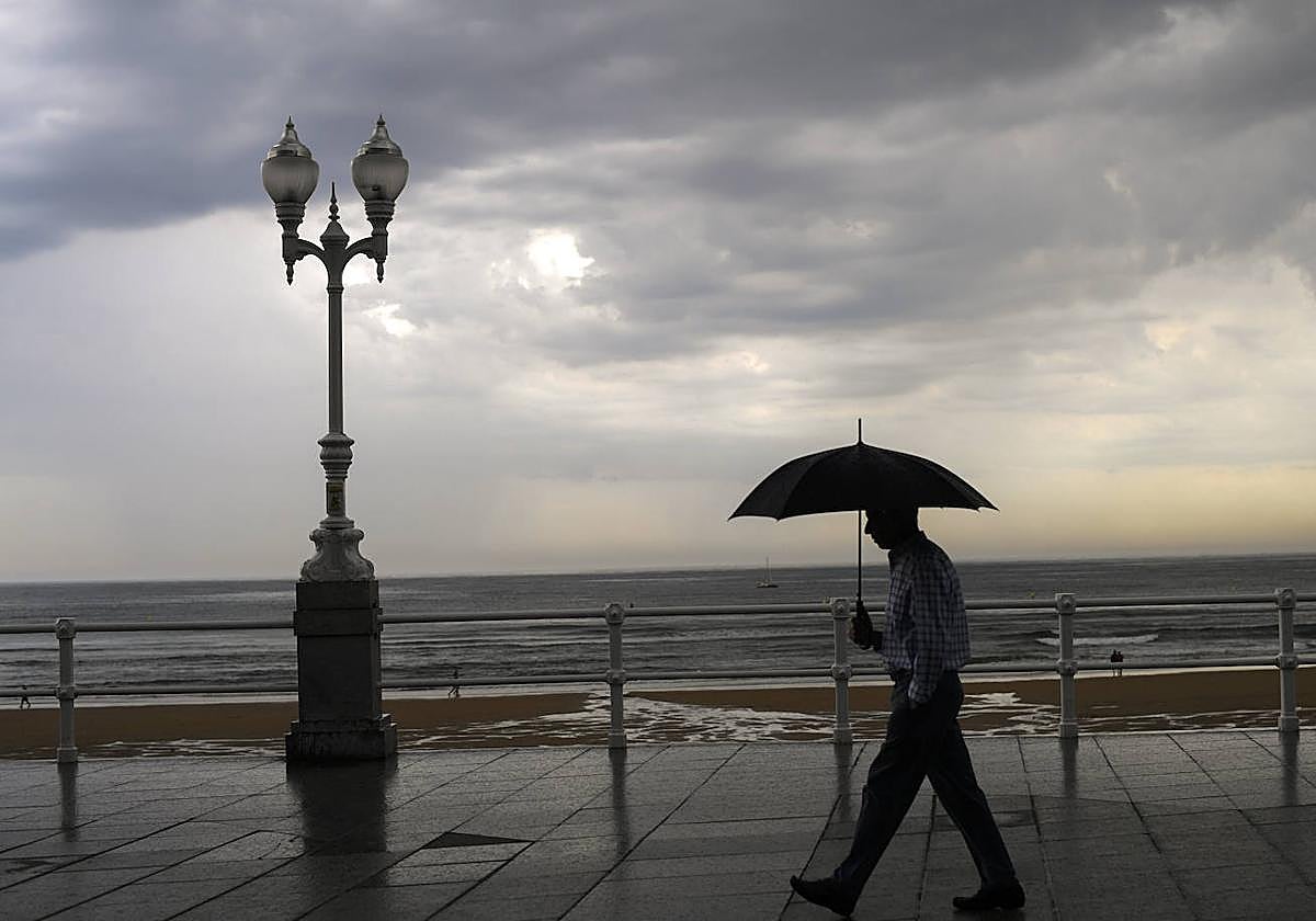 Imagen de archivo de tormentas en la playa de San Lorenzo, en Gijón.