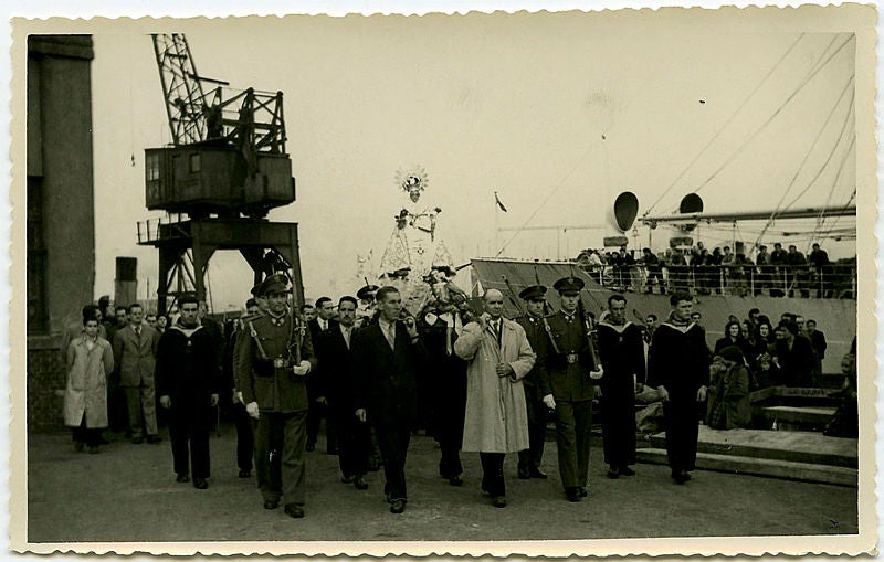 Regreso a Asturias de la Virgen de Covadonga en 1939, tras su exilio en Francia. Llegada al puerto de El Musel de Gijón.