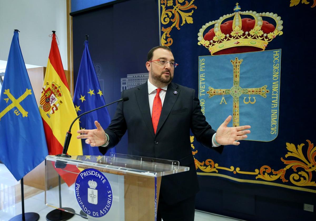 Adrián Barbón, en un gesto muy expresivo durante la rueda de prensa que ofreció tras firmar el decreto que fija para el 26 de junio la constitución de la Junta.