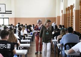 Estudiantes que ayer realizaron los primeros exámenes de la EBAU en el Instituto Número 5 de Avilés, a punto de iniciar la prueba de Lengua y Literatura.