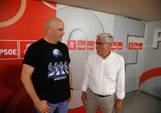 Monchu García y Luis Manuel Flórez, Floro, ayer, en la Casa del Pueblo de Gijón.