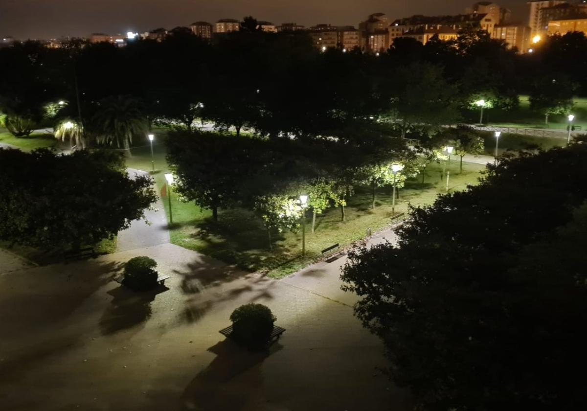 El parque de Moreda, con gran parte en penumbra, después de uno de los intentos de robo del cableado.