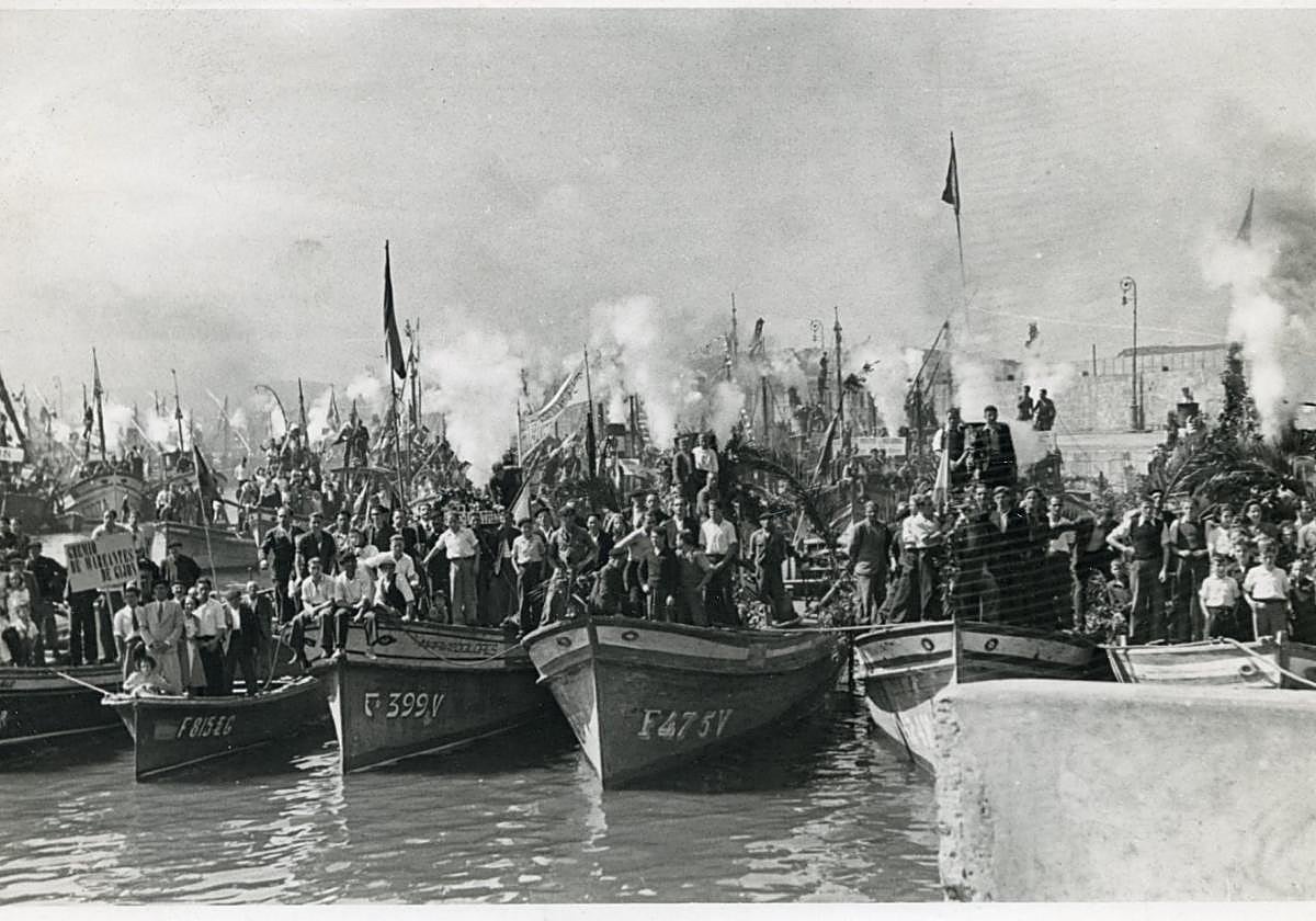 Pescadores y sus familias en la visita de Franco en 1942.