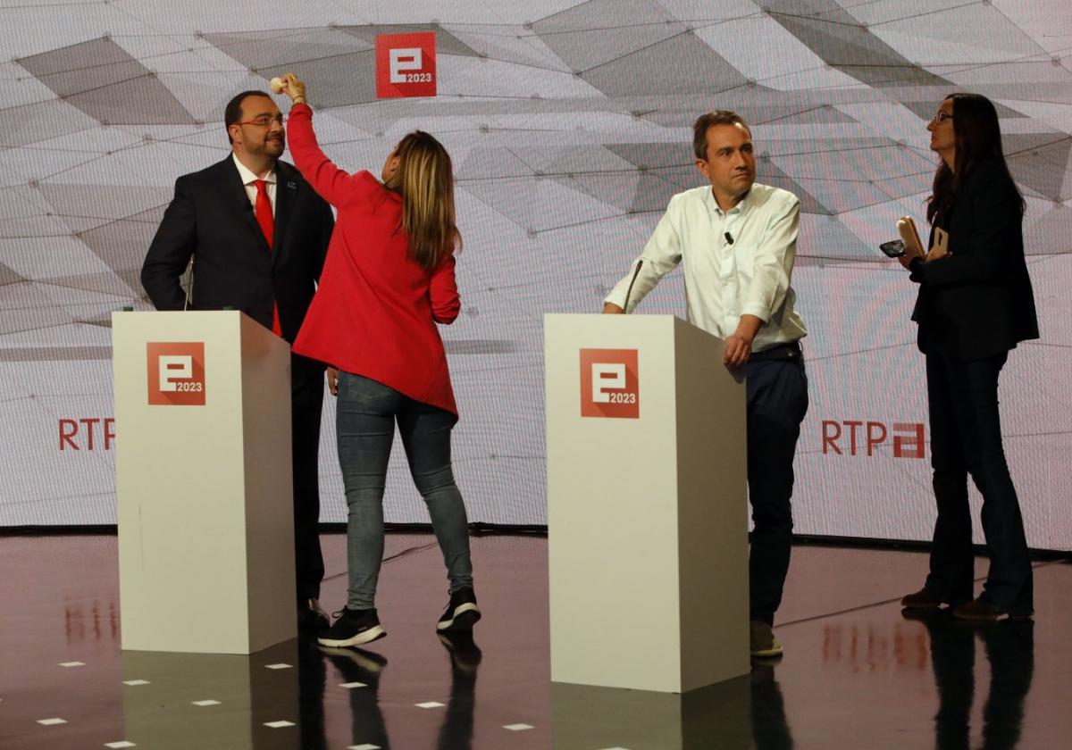 El candidato socialista a la reelección, Adrián Barbón, y el líder de IU, Ovidio Zapico, minutos antes del debate electoral.