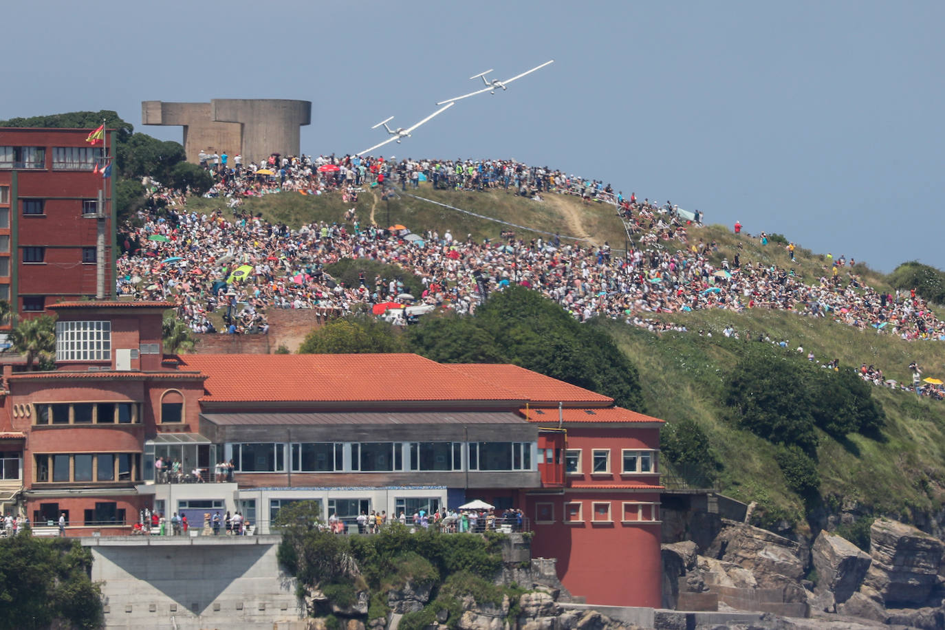 Cientos de personas contemplan el Festival Aéreo desde el Cerro.