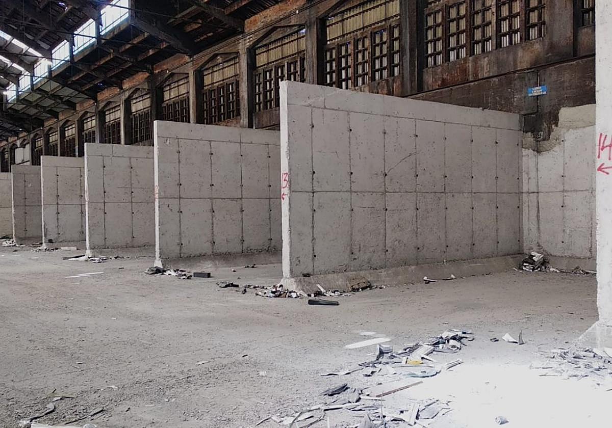 La fábrica aluminera de la margen derecha de la ría completamente vacía.