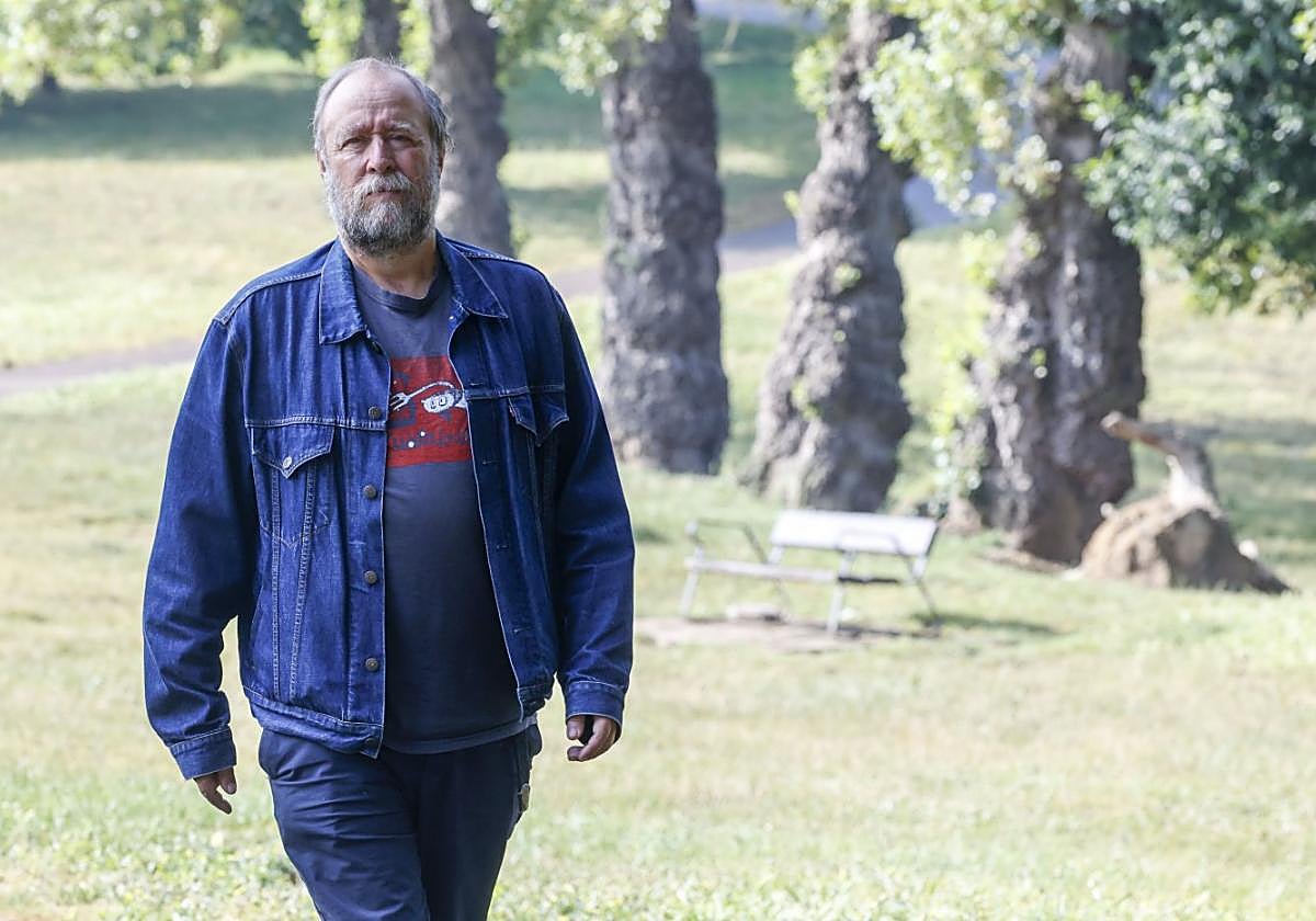 Juan Carlos Martínez, jardinero mayor de Gijón, pasea por el parque de Los Pericones, en El Llano.