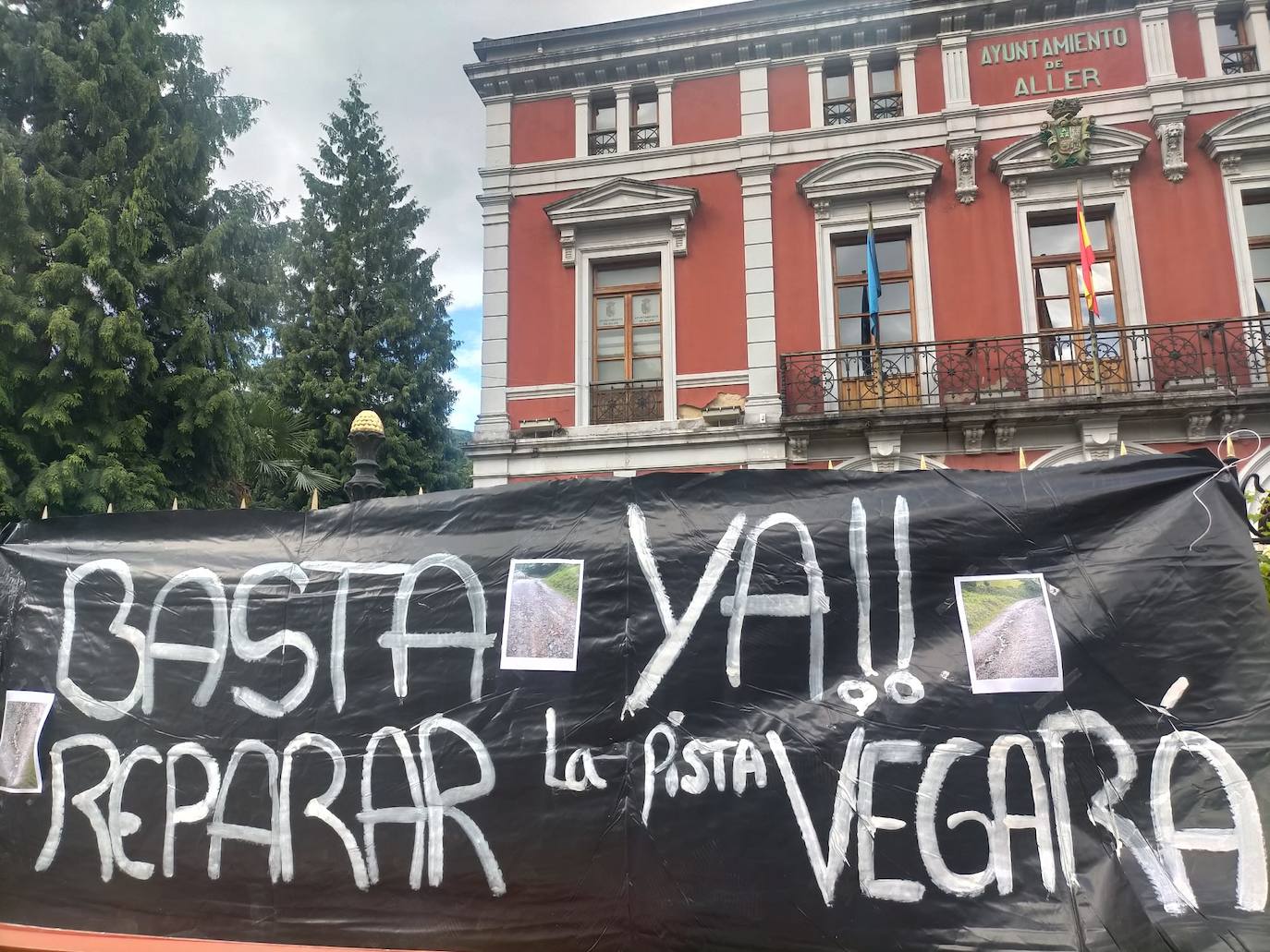 Pancarta desplegada por los manifestantes.