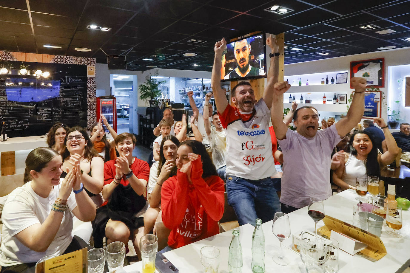 Gran ambiente en Gijón durante el partido del Telecable