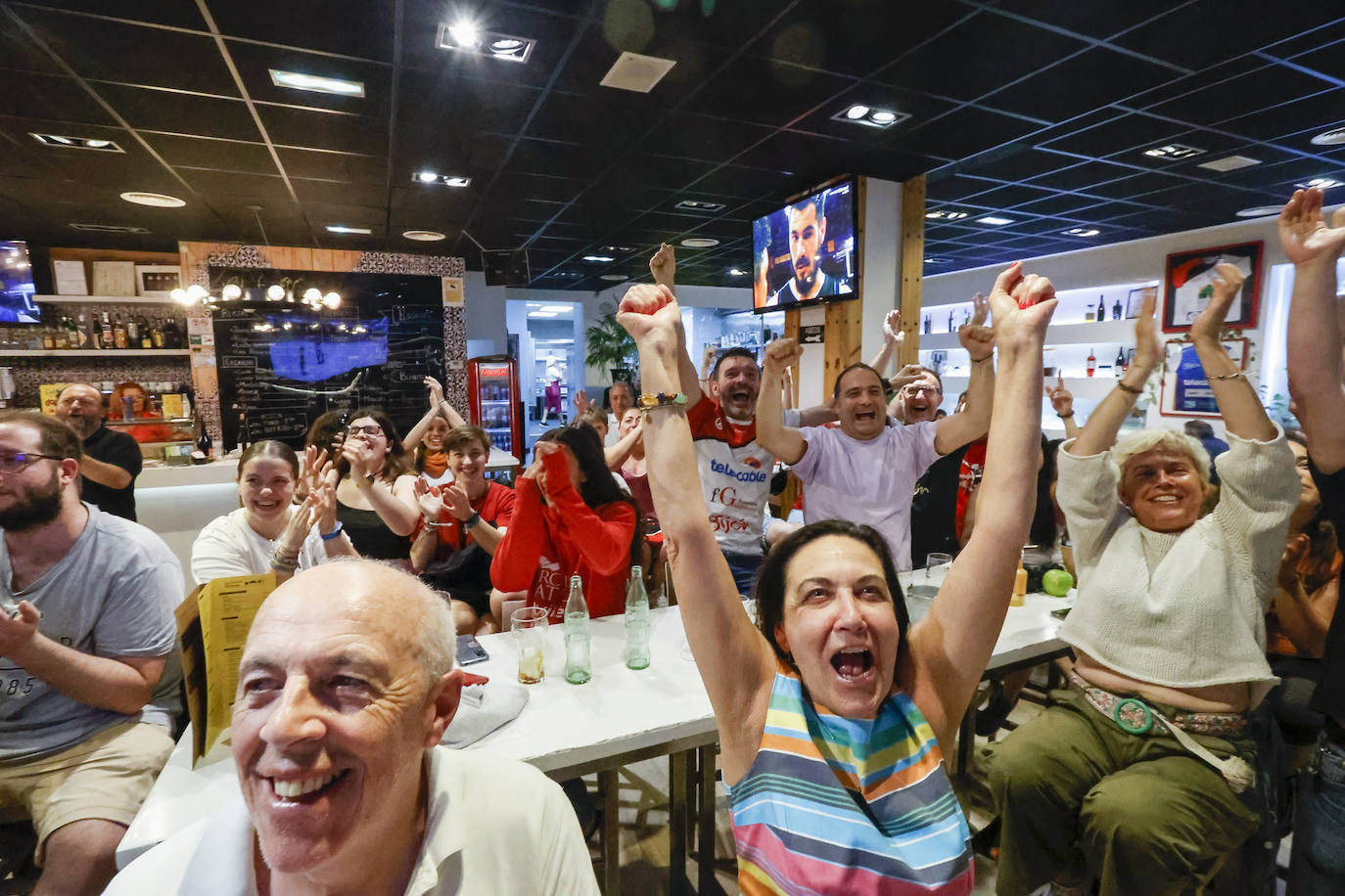 Gran ambiente en Gijón durante el partido del Telecable