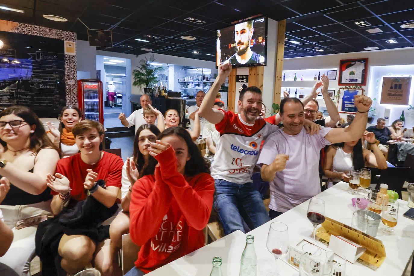 Gran ambiente en Gijón durante el partido del Telecable