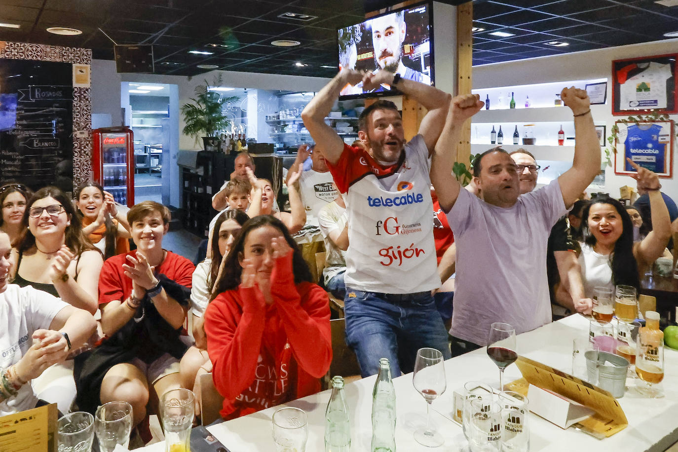 Gran ambiente en Gijón durante el partido del Telecable