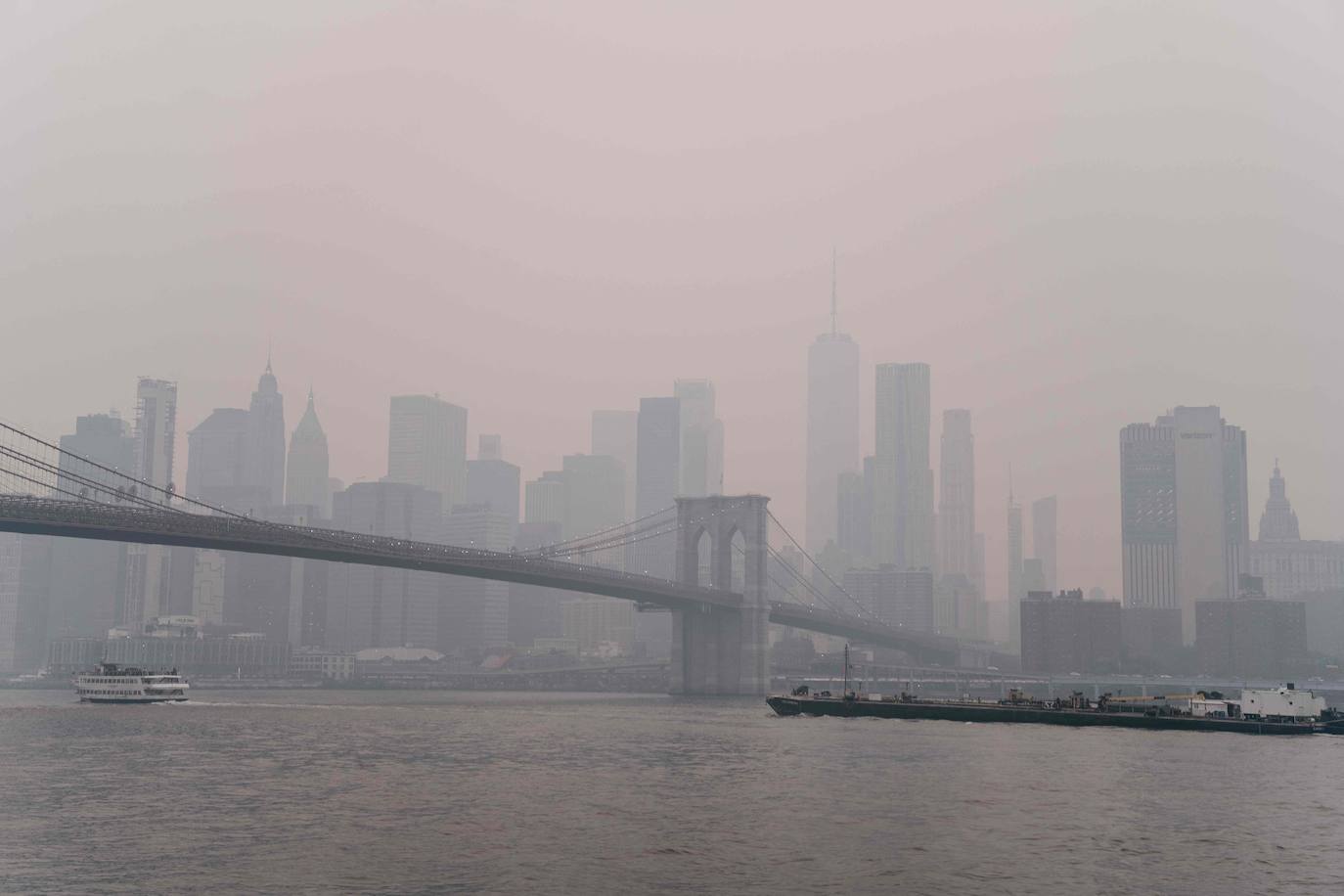 El cielo de Nueva York se tiñe de naranja