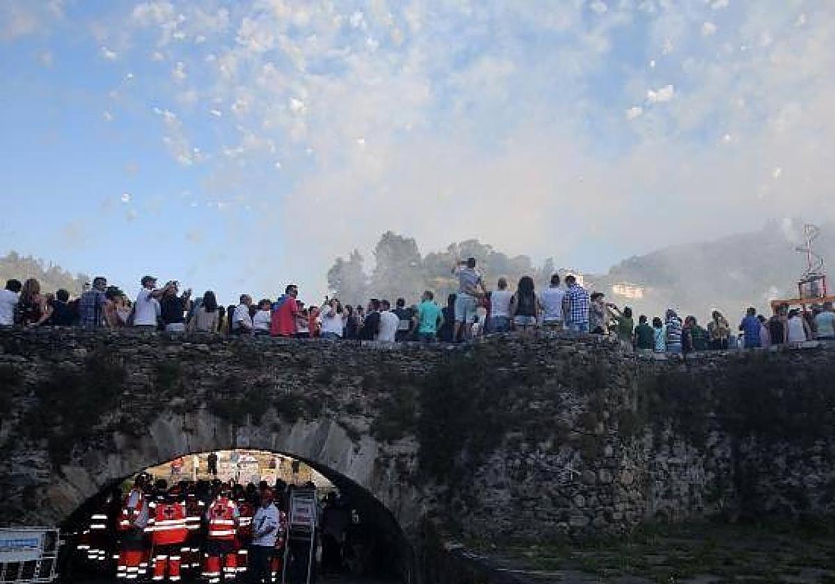 Las peñas canguesas volverán a tirar a mano sus voladores el 7 de julio