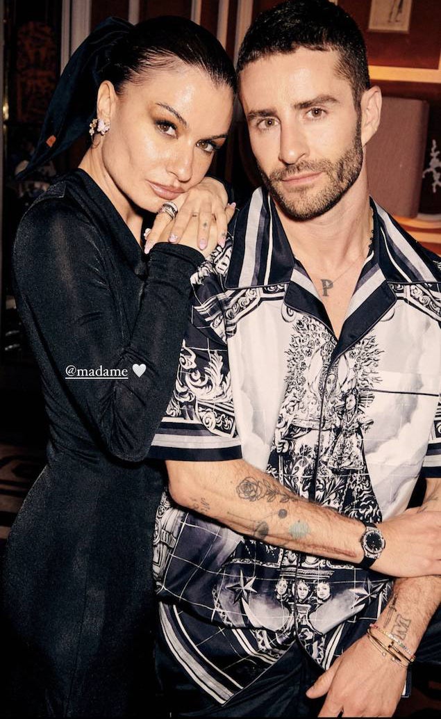 Madame de Rosa posa junto a Pelayo Díaz, que luce su camisa de la Virgen de Covadonga.