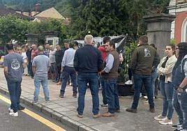 Protesta ganadera para reclamar mejoras en la pista que comunica con León.