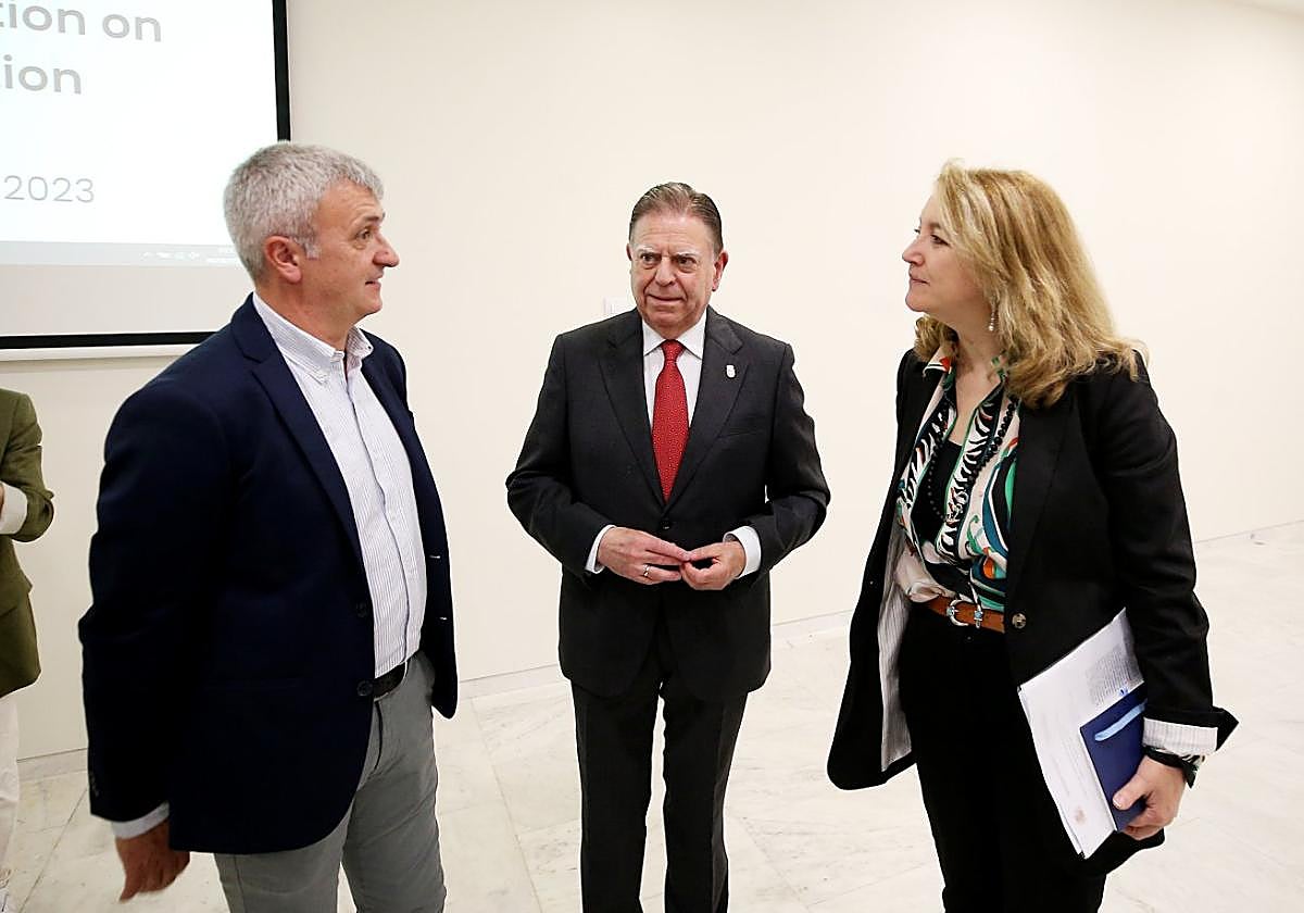 El director de Proyecto Hombre, Julio César Jonte, el alcalde Alfredo Canteli y Esther Monterrubio.