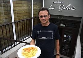 Pablo David, con el plato de salmón del establecimiento avilesino.