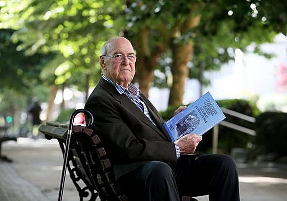 José Manuel Fanjul con su nuevo libro.