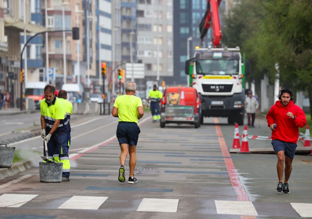 Obras de desmantelamiento del 'cascayu' hace ahora justo un año por la sentencia favorable a Stop Muro.