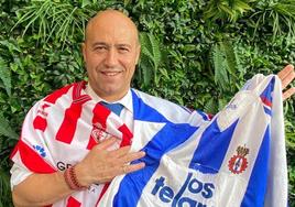 Roberto Fernández posa con las camisetas del Granada, en segundo plano, y del Avilés.