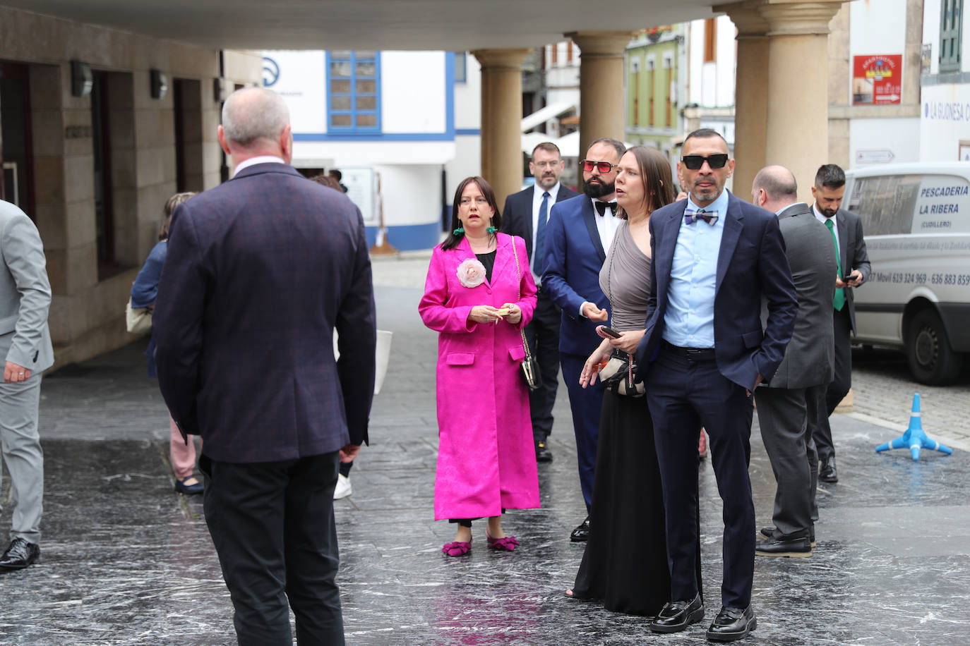 Carlos Valle y Rafael Oñate, arropados por vecinos y autoridades en su boda