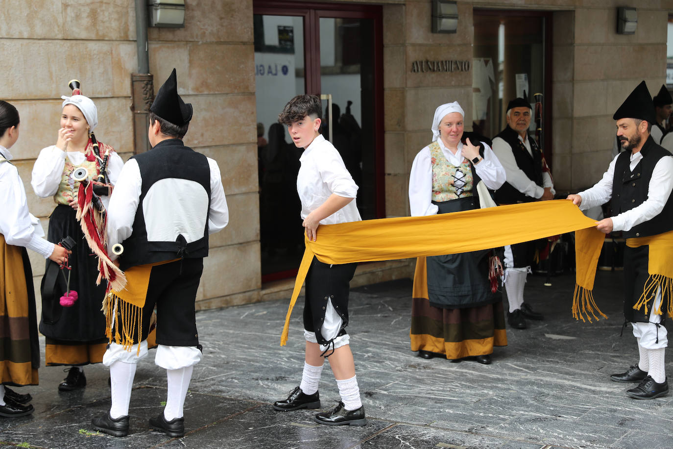 Carlos Valle y Rafael Oñate, arropados por vecinos y autoridades en su boda