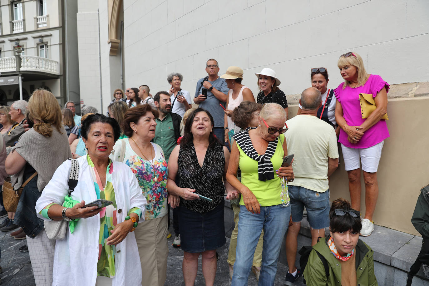 Carlos Valle y Rafael Oñate, arropados por vecinos y autoridades en su boda