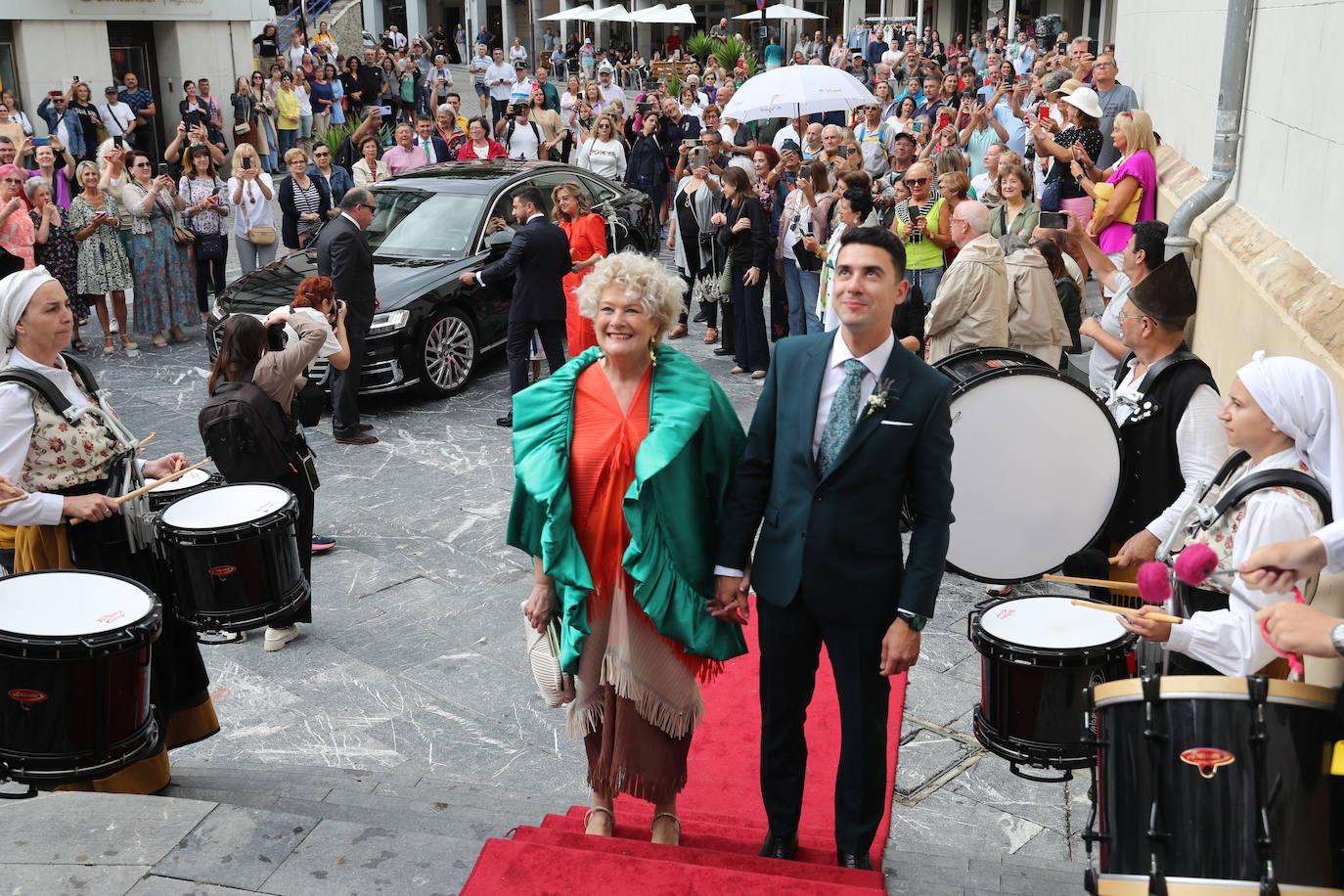 Carlos Valle y Rafael Oñate, arropados por vecinos y autoridades en su boda
