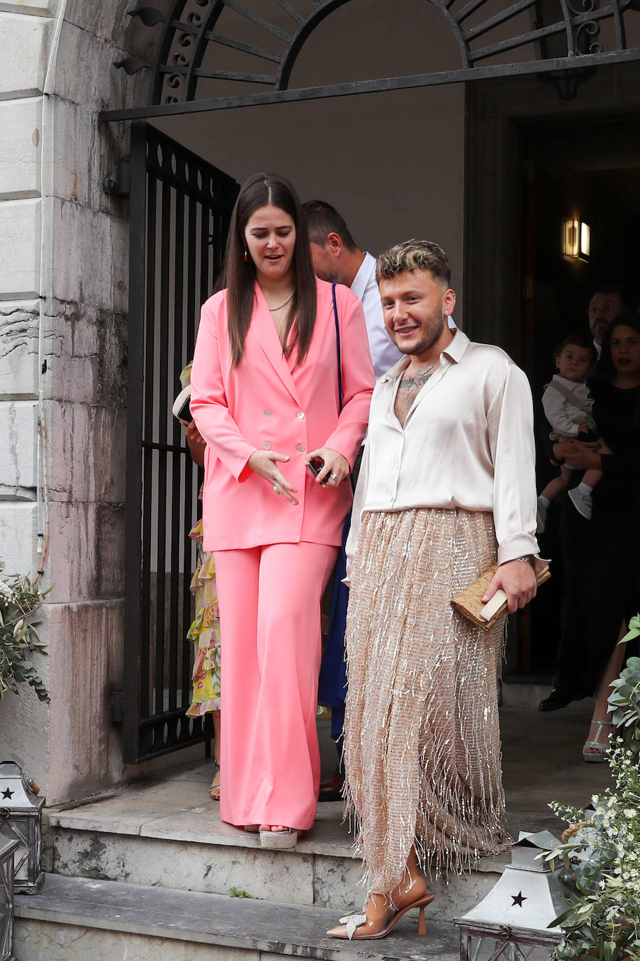 Carlos Valle y Rafael Oñate, arropados por vecinos y autoridades en su boda