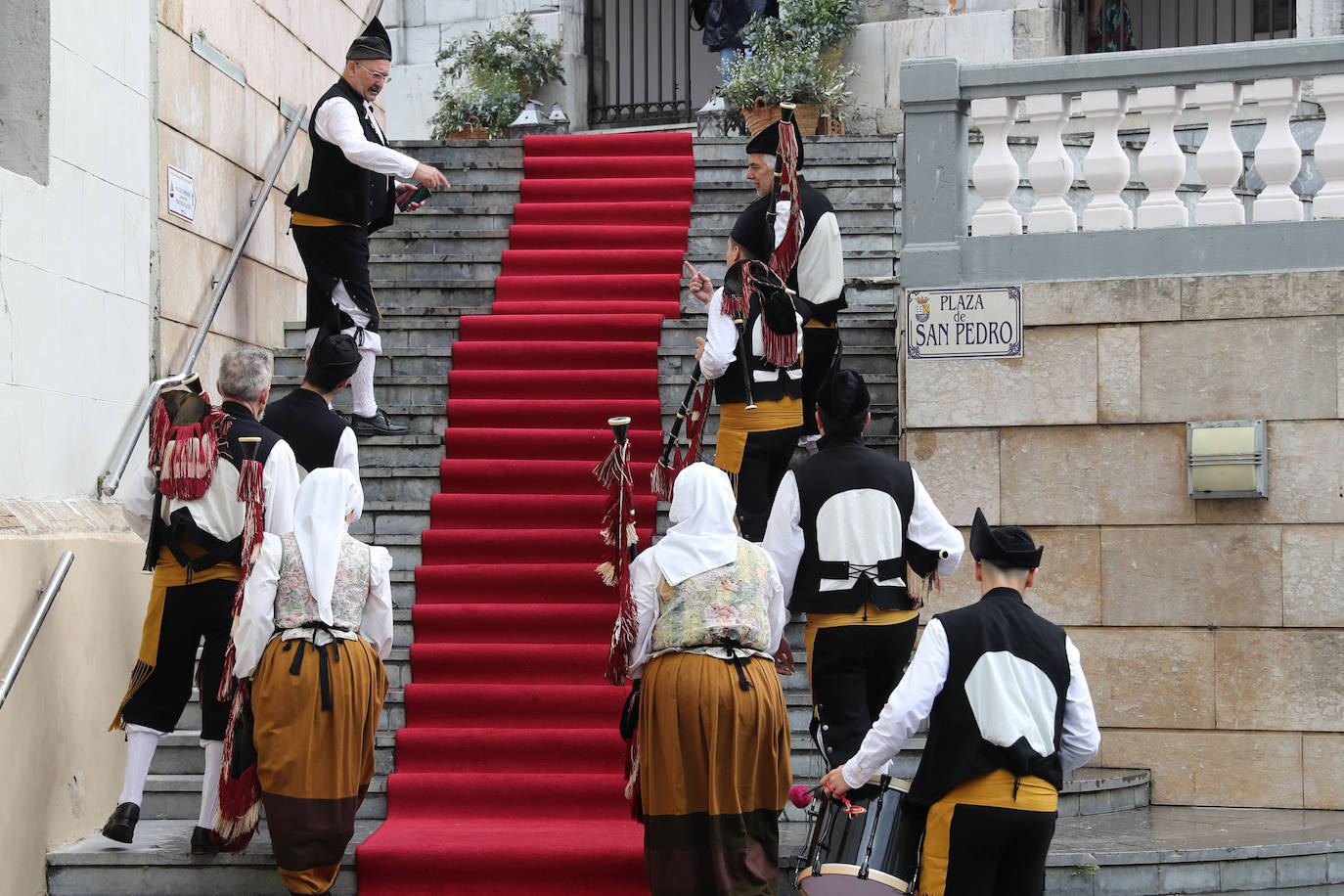 Carlos Valle y Rafael Oñate, arropados por vecinos y autoridades en su boda