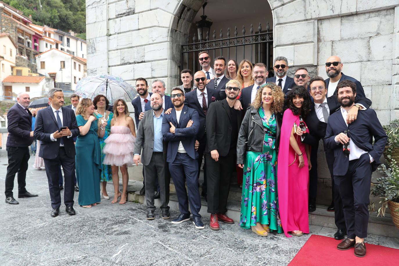 Carlos Valle y Rafael Oñate, arropados por vecinos y autoridades en su boda