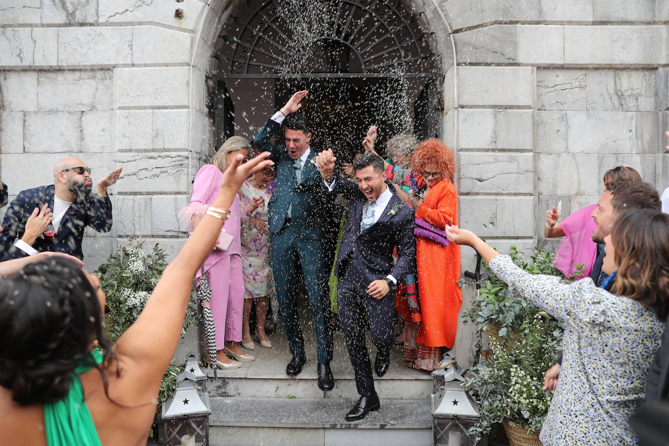 Carlos Valle y Rafael Oñate, arropados por vecinos y autoridades en su boda