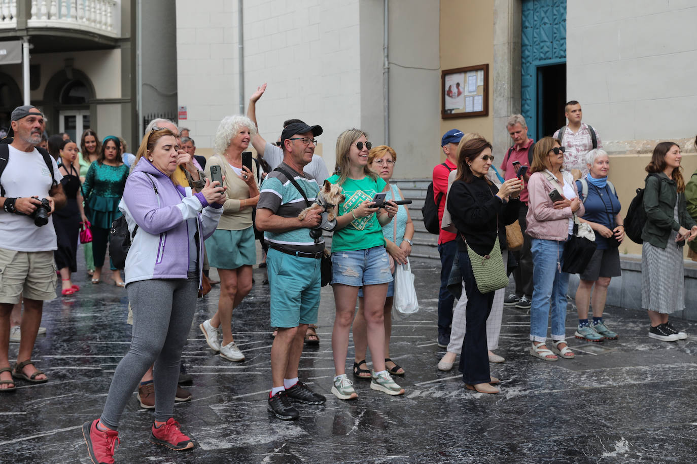 Carlos Valle y Rafael Oñate, arropados por vecinos y autoridades en su boda
