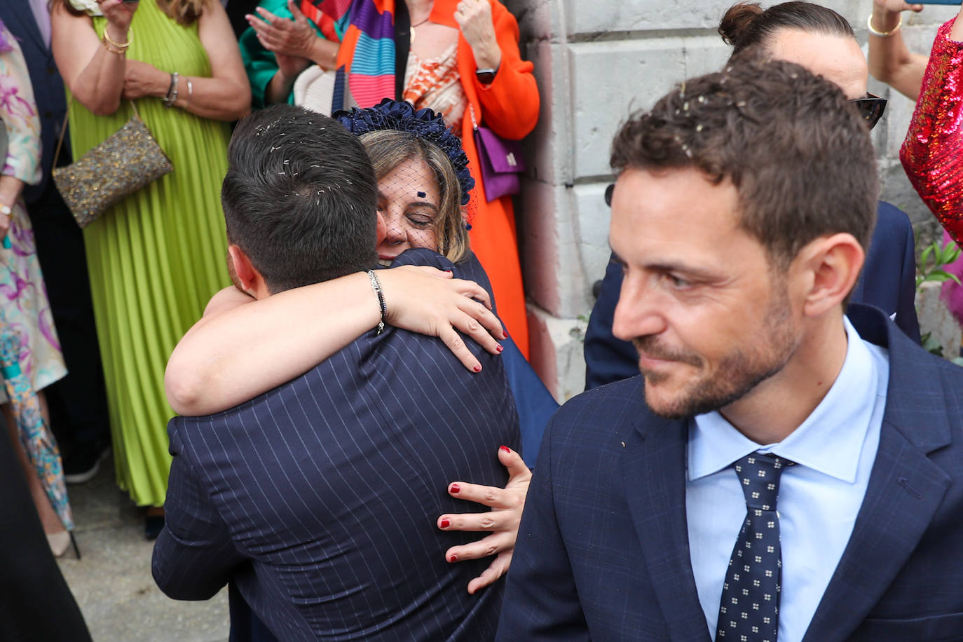 Carlos Valle y Rafael Oñate, arropados por vecinos y autoridades en su boda